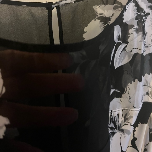 White House Black Market women’s blouse size M.  EUC smoke free home. - Picture 4 of 4